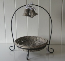 Etagere met 2 rattan klokjes
