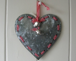 Metalen hart met roodwit lint