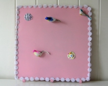 Roze memobord met vogelmagneetjes