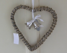 Rustic rattan hart met kerstklokjes