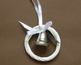 Wit rieten ring met kerstklokje